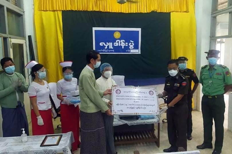 မကွေးတိုင်းဒေသကြီးအစိုးရအဖွဲ့ဝင် လူမှုရေးရာဝန်ကြီး ဦးစိုးပိုင်မြင့်မှ ကိုဗစ်-၁၉ ရောဂါပိုးတွေ့ရှိသူလူနာများအား ပို့ဆောင်ပေးရာတွင် ကူညီဆောင်ရွက်ပေးနေသည့် Volunteer များအတွက် PPE ဝတ်စုံနှင့် ကာကွယ်ရေးပစ္စည်းများကို ပေးအပ်လှူဒါန်း