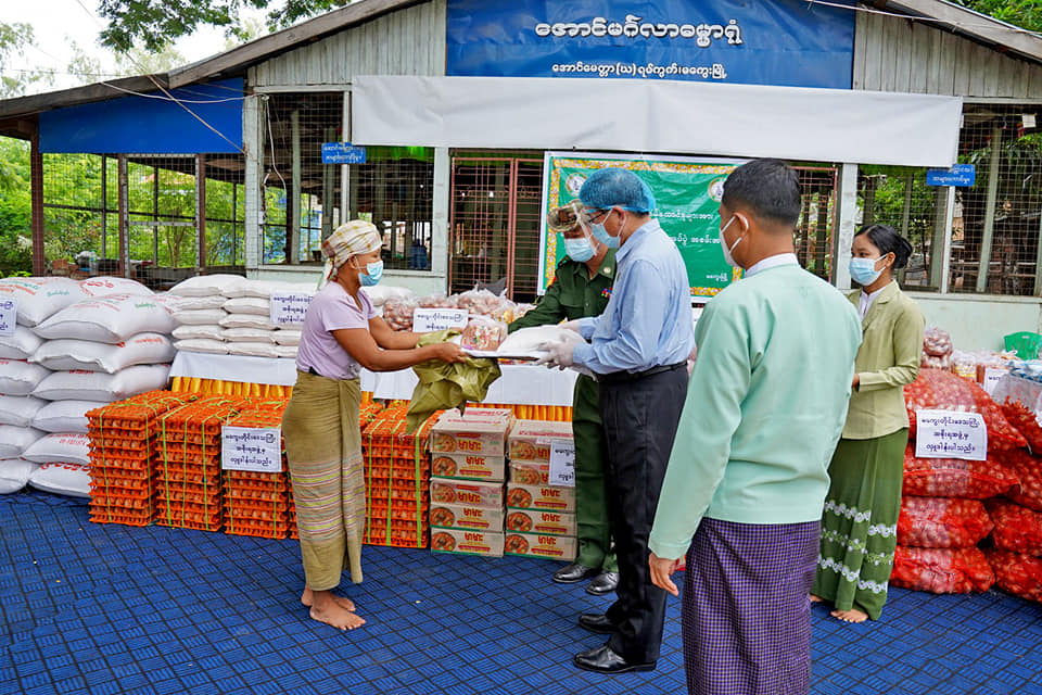 မကွေးတိုင်းဒေသကြီးအစိုးရအဖွဲ့ ဝန်ကြီးချုပ် အခြေခံလူတန်းစားအိမ်ထောင်စုများအား အခြေခံစားသောက်ကုန်(၄)မျိုးနှင့် နှာခေါင်းစည်း Mask များ ထောက်ပံ့ပေးအပ်