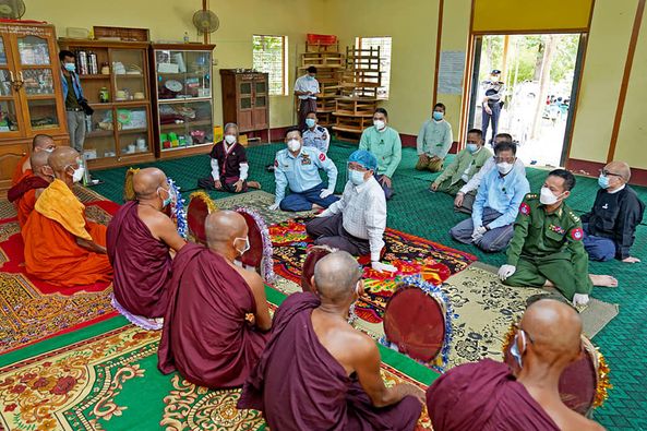 မကွေးတိုင်းဒေသကြီးအစိုးရအဖွဲ့ ဝန်ကြီးချုပ် အခြေခံလူတန်းစားအိမ်ထောင်စုများအား အခြေခံစားသောက်ကုန်(၄)မျိုးနှင့် နှာခေါင်းစည်း Mask များ ထောက်ပံ့ပေးအပ်