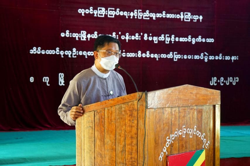 မကွေးတိုင်းဒေသကြီးအစိုးရအဖွဲ့ဝင် လူမှုရေးရာဝန်ကြီးဦးစိုးပိုင်မြင့် ပန်းခင်းစီမံချက် နိုင်ငံသားစိစစ်ရေးကတ်ပြား ပေးအပ်ပွဲတက်ရောက်