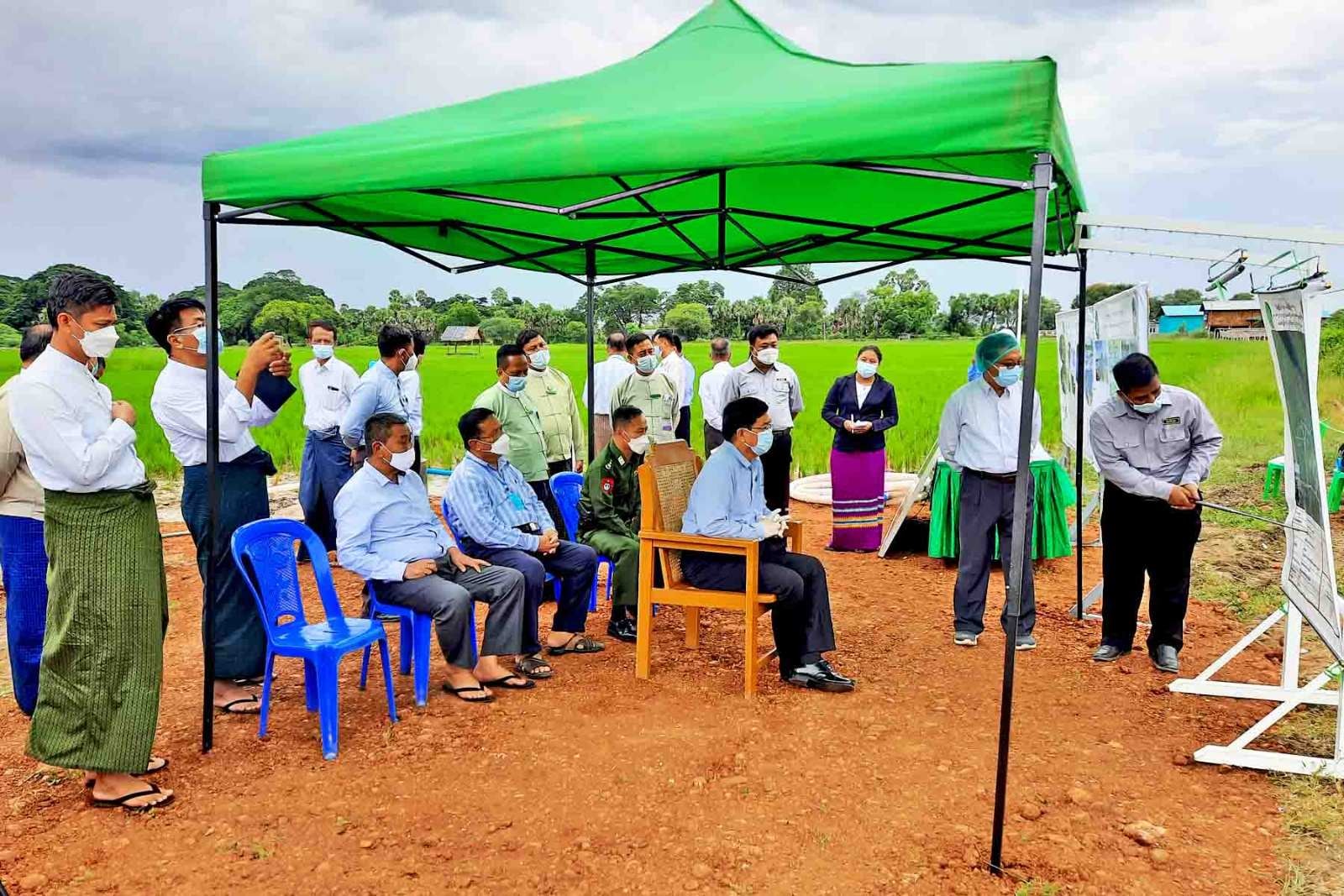 မကွေးတိုင်းဒေသကြီးအစိုးရအဖွဲ့ဝန်ကြီးချုပ် ဦးတင့်လွင် ပွင့်ဖြူမြို့နယ်အတွင်းရှိ မိုးစပါးသီးနှံစိုက်ပျိုးထုတ်လုပ်မှုနှင့် အမှတ်(၄)ချည်မျှင်နှင့် အထည်စက်ရုံ လုပ်ငန်းလည်ပတ်နေမှုအခြေအနေအား ကွင်းဆင်းကြည့်ရှု