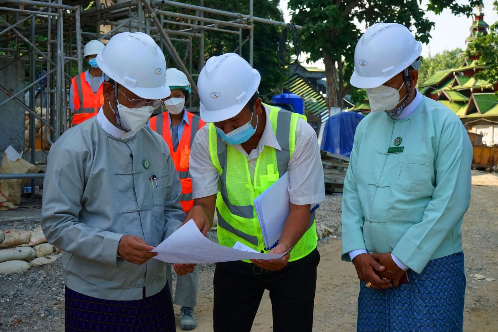 မကွေးတိုင်းဒေသကြီးအစိုးရအဖွဲ့ဝင် လူမှုရေးရာဝန်ကြီး ဦးစိုးပိုင်မြင့် မန်းရွှေစက်တော်ဘုရားကြီး၌ ဓါတ်လှေကားဆောက်လုပ်နေမှု သွားရောက်ကြည့်ရှုစစ်ဆေး