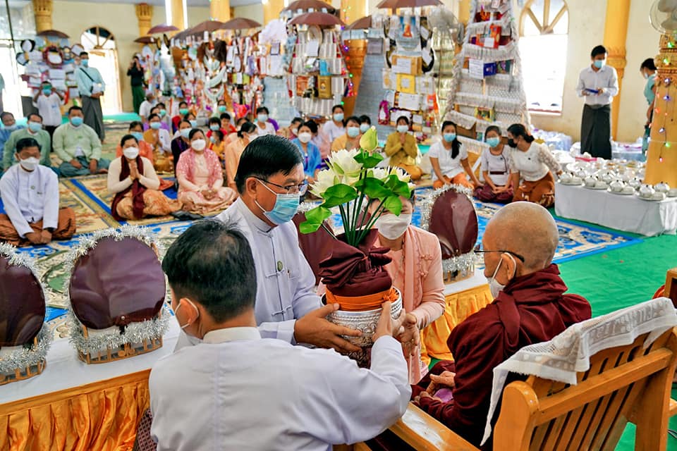 တိုင်းဒေသကြီးဝန်ကြီးချုပ် (၃၄)ကြိမ်မြောက် စုပေါင်းမဟာဘုံကထိန်သင်္ကန်း ဆက်ကပ်လှူဒါန်းပွဲ တက်ရောက်၍ ကထိန်သင်္ကန်း ဆက်ကပ်လှူဒါန်း