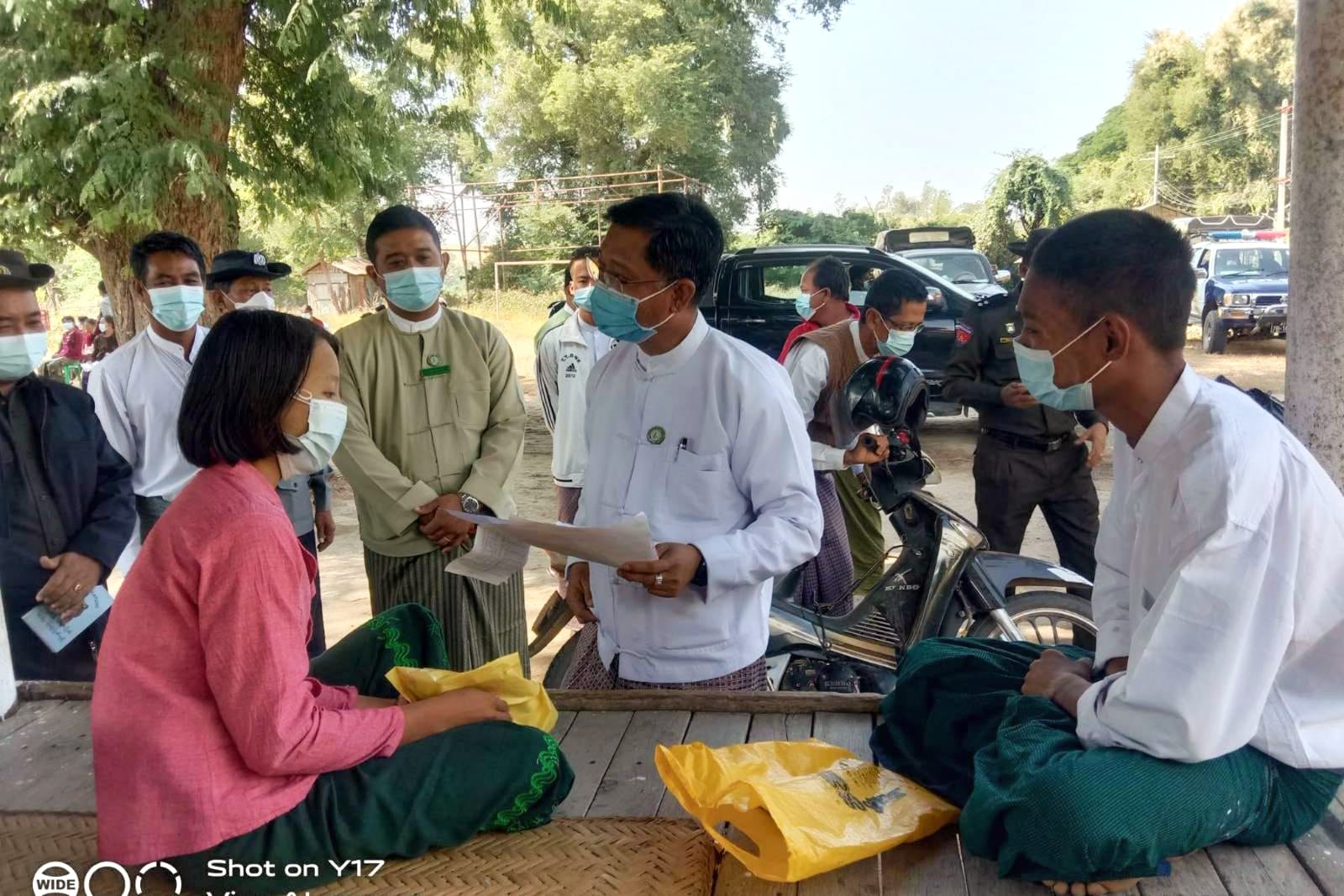 မကွေးတိုင်းဒေသကြီးအစိုးရအဖွဲ့ဝင် လူမှုရေးရာဝန်ကြီး ရေနံချောင်းမြို့နယ် ဂျုပ်ပင်ကျေးရွာတွင် ပန်းခင်းစီမံချက်ဖြင့် နိုင်ငံသာစိစစ်ရေးကတ်ပြားကွင်းဆင်းဆောင်ရွက်ပေးနေမှုအား ကြည့်ရှုအားပေး