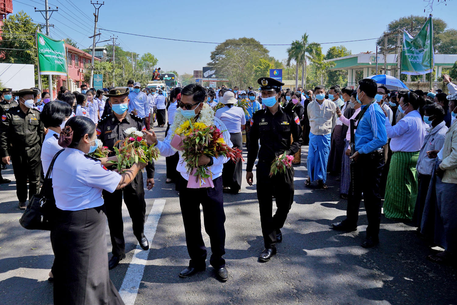 (၇၅)နှစ်မြောက်စိန်ရတုပြည်ထောင်စုနေ့ အခမ်းအနားတွင် မကွေးတိုင်းဒေသကြီး ကိုယ်စားပြု အလှပြယာဉ်ပထမဆုရရှိသည့် အဖွဲ့အား ဒေသခံပြည်သူများ သောင်းသောင်းဖြဖြကြိုဆို