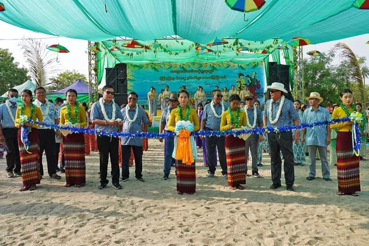 မကွေးတိုင်းဒေသကြီးဝန်ကြီးချုပ် မကွေးလေတပ်စခန်းဌာနချုပ် မြန်မာ့ရိုးရာ မိသားစုနှစ်သစ်ကူး အတာသင်္ကြန်ပွဲတော် ရေကစားမဏ္ဍပ်ဖွင့်ပွဲတက်ရောက်၊ မကွေးမြို့ကမ်းနားလမ်းရှိ ရေကစားမဏ္ဍပ်များသို့ လှည့်လည်ကြည့်ရှု အားပေး