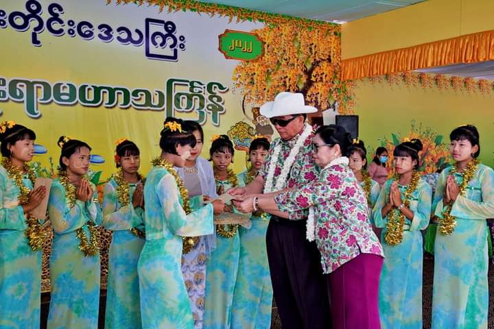 မကွေးတိုင်းဒေသကြီးဝန်ကြီးချုပ် ဦးတင့်လွင် မကွေးမြို့သင်္ကြန်အတတ်နေ့တွင်  ကမ်းနားလမ်း ‌ဗဟိုမဏ္ဍပ်နှင့် ‌ဝန်ကြီးဌာန ရေကစားမဏ္ဍပ်များတွင် ပြိုင်ပွဲဝင် ယိမ်းအကဖွဲ့များ ယှဉ်ပြိုင်နေမှုနှင့် ရေကစားလာပြည်သူများ ပျော်ရွှင်စွာရေကစနေမှုအား ကြည့်ရှုအားပေး