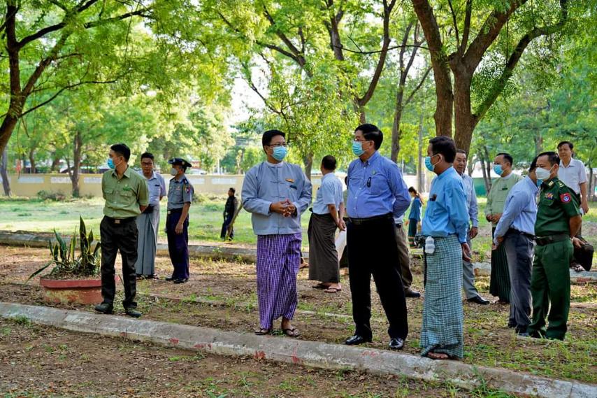 မကွေးတိုင်းဒေသကြီး ဝန်ကြီးချုပ် ဦးတင့်လွင် မကွေးတက္ကသိုလ်ဝန်းအတွင်း သန့်ရှင်းသာယာလှပရေး စုပေါင်းသန့်ရှင်းရေးပြုလုပ်နေမှုအား ကြည့်ရှုအားပေး