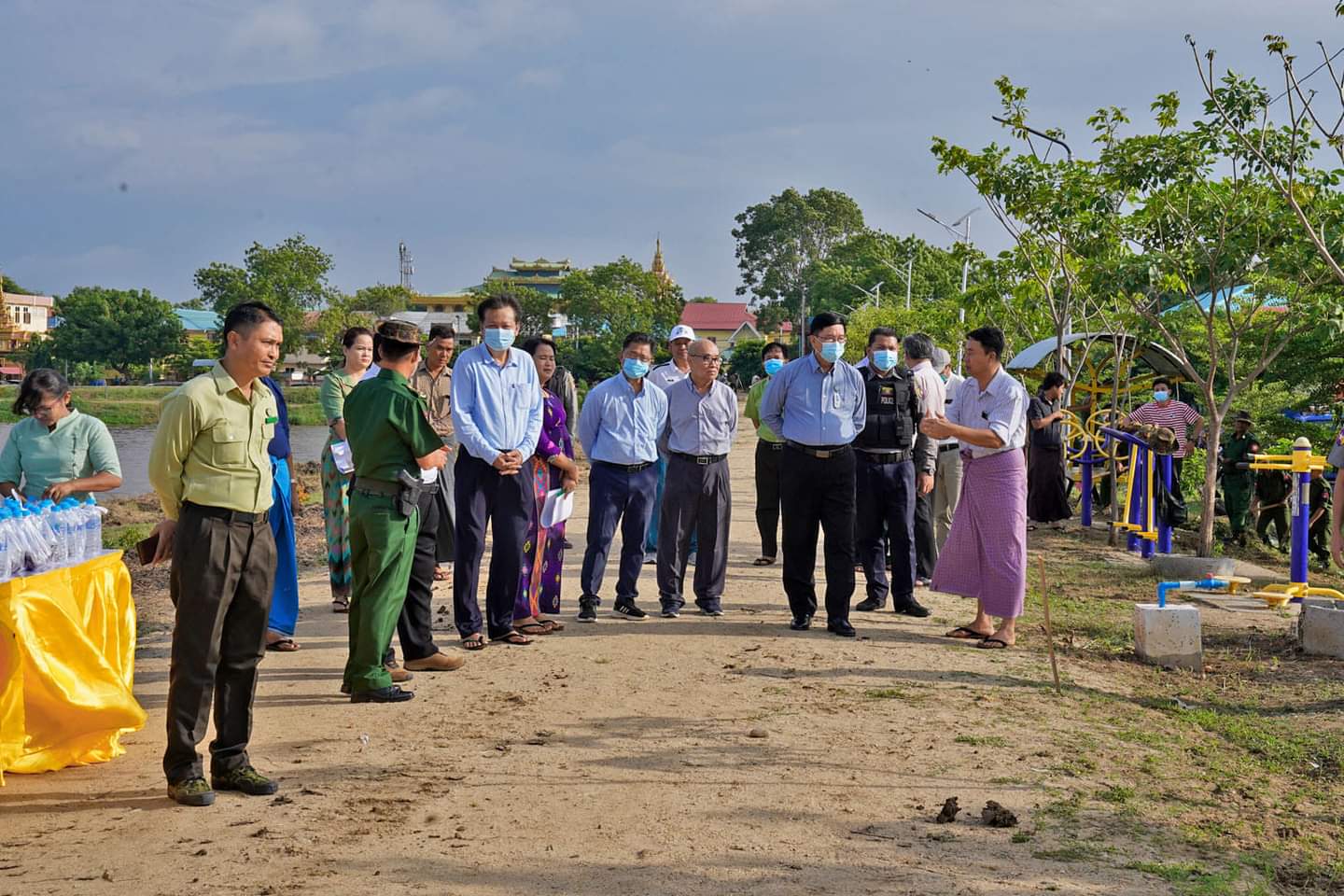 မကွေးတိုင်းဒေသကြီး ဝန်ကြီးချုပ် ဦးတင့်လွင် ဌာနဆိုင်ရာများစုပေါင်း၍ မကွေးမြို့ ကန်သာကန် သန့်ရှင်းသာယာလှပရေး စုပေါင်းသန့်ရှင်းရေးပြုလုပ်နေမှုအား ကြည့်ရှုအားပေး