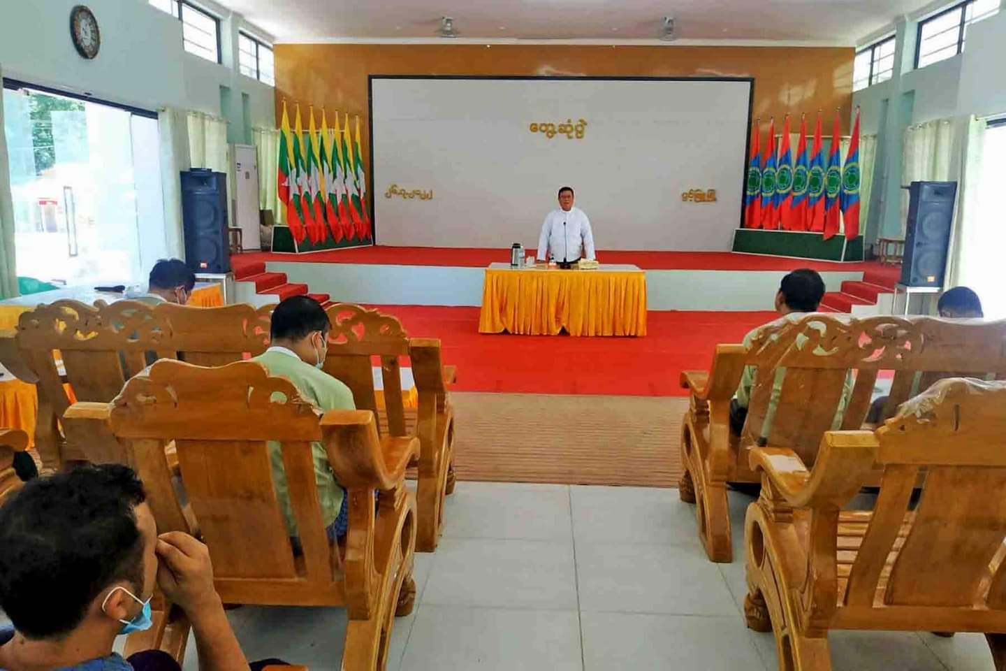 မကွေးတိုင်းဒေသကြီးအစိုးရအဖွဲ့ စီးပွားရေးရာဝန်ကြီး ဦးအောင်ချိန် ပွင့်ဖြူမြို့နယ်အတွင်းရှိ စက်မှုလက်မှုလုပ်ငန်းနှင့် ကုန်သည်လုပ်ငန်းရှင်များအား လာရောက်တွေ့ဆုံ