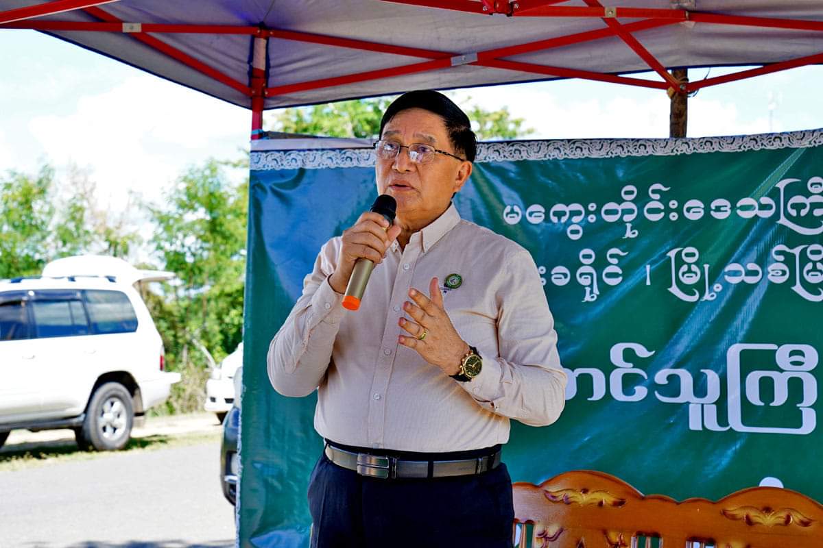 မကွေးတိုင်းဒေသကြီးဝန်ကြီးချုပ် ဦးတင့်လွင် မြို့သစ်မြို့နယ် မြေပြင်သာကျေးရွာ မိုးနှောင်းချဉ်မျှင်ရှည်ဝါမျိုး ယှဉ်ပြိုင်စမ်းသပ်ကွက် စိုက်ပျိုးဆောင်ရွက်မှုနှင့် သန်းကုန်းကျေးရွာ မိုးစပါး(၁၀)ဧက စံပြကွက် မိုးစပါးစိုက်ပျိုး ထုတ်လုပ်မှုအခြေအနေအား ကြည့်ရှုစစ်ဆေးကာ ဒေသခံတောင်သူများနှင့် တွေ့ဆုံ