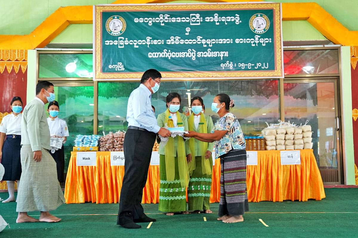 မကွေးတိုင်းဒေသကြီးဝန်ကြီးချုပ် ဦးတင့်လွင် မင်းဘူး(စကု)မြို့နယ် စကုမြို့ရှိ အခြေခံလူတန်းစားအိမ်ထောင်စုများအား စားကုန်များနှင့် နှာခေါင်းစည်း Mask များ ထောက်ပံ့ပေးအပ်ပွဲ အခမ်းအနားသို့ တက်ရောက်