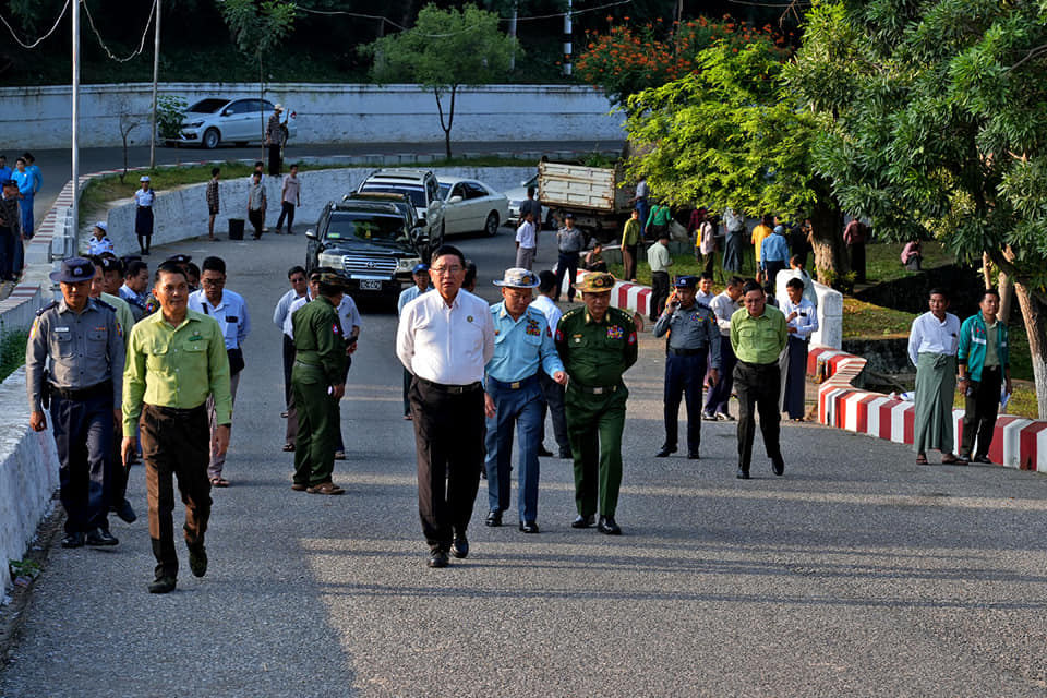 မကွေးတိုင်းဒေသကြီးဝန်ကြီးချုပ် ဦးတင့်လွင် ဌာနဆိုင်ရာများစုပေါင်း၍ မကွေးမြို့ မြသလွန်စေတီတော်မြတ်ကြီးအနီး လမ်းဘေးဝဲယာတို့တွင် စုပေါင်းသန့်ရှင်းရေး ဆောင်ရွက်နေမှုအား ကြည့်ရှုအားပေး