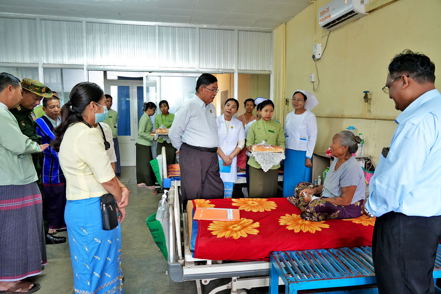 မကွေးတိုင်းဒေသကြီးဝန်ကြီးချုပ် ဦးတင့်လွင် မင်းဘူးခရိုင်ပြည်သူ့ဆေးရုံကြီးရှိ ကုသဆောင်များတွင် ဆေးကုသမှုခံယူနေသော လူနာများနှင့် ဆေးရုံဝန်ထမ်းများအား တွေ့ဆုံအားပေး