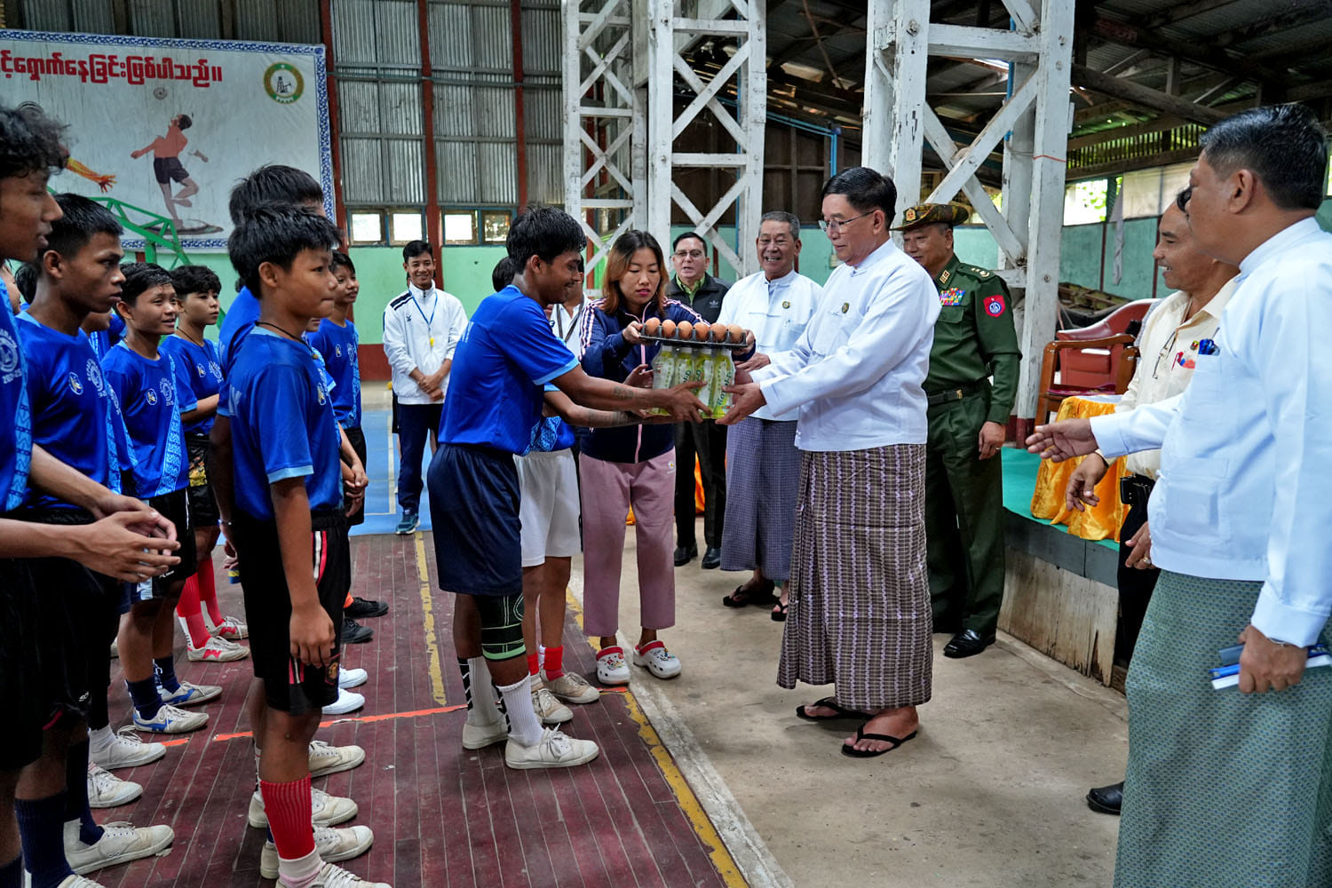 မကွေးတိုင်းဒေသကြီးဝန်ကြီးချုပ် ဦးတင့်လွင် ပဉ္စမအကြိမ်မြောက် အမျိုးသားအားကစားပွဲတော်တွင် မကွေးတိုင်းဒေသကြီးကိုယ်စားပြုဝင်ရောက် ယှဉ်ပြိုင်မည့် အားကစားသမားများ စခန်းသွင်းလေ့ကျင့်နေမှုအား ကြည့်ရှုအားပေး