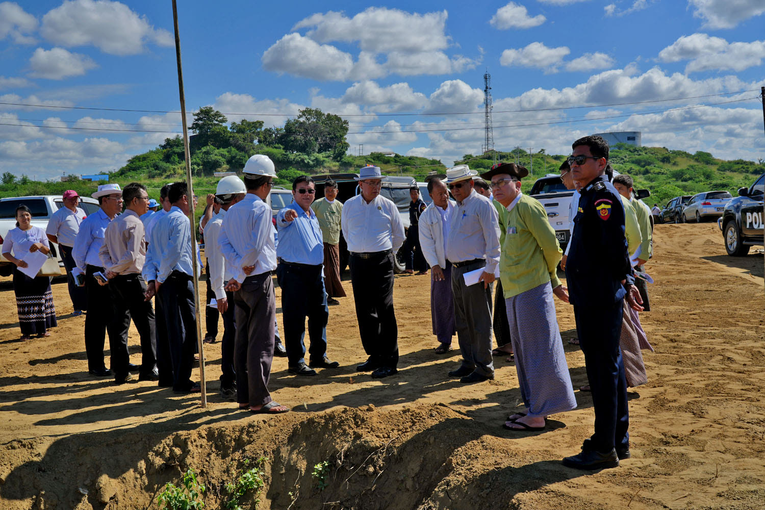 မကွေးတိုင်းဒေသကြီး ဝန်ကြီးချုပ် ဦးတင့်လွင် ချောက်မြို့၊ အမှတ်(၅)ရပ်ကွက်၊ စွယ်တော်မြတ်စေတီ (အပူရှောင်စခန်း) တည်ထားဆောင်ရွက်မည့် မြေနေရာသို့ သွားရောက်ကြည့်ရှုစစ်ဆေး