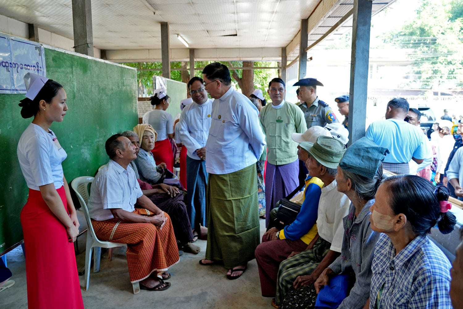 မကွေးတိုင်းဒေသကြီးအစိုးရအဖွဲ့ ဝန်ကြီးချုပ် ဦးတင့်လွင် မကွေးမြို့ မြန်မာ့စီးပွားရေးဘဏ် တွင် နိုင်ငံ့ဝန်ထမ်း (အငြိမ်းစား)များအား ကျန်းမာရေးစောင့်ရှောက်မှုအဖြစ် အခမဲ့ဆေးကုသပေး ခြင်းနှင့် တစ်ဦးလျှင် ဆန်(၃)ပြီ ဆီ(၁) ပိဿာ တို့အား သက်သာသော ဈေးနှုန်းဖြင့် ရောင်းချပေးနေမှုအား ကြည့်ရှုအားပေး