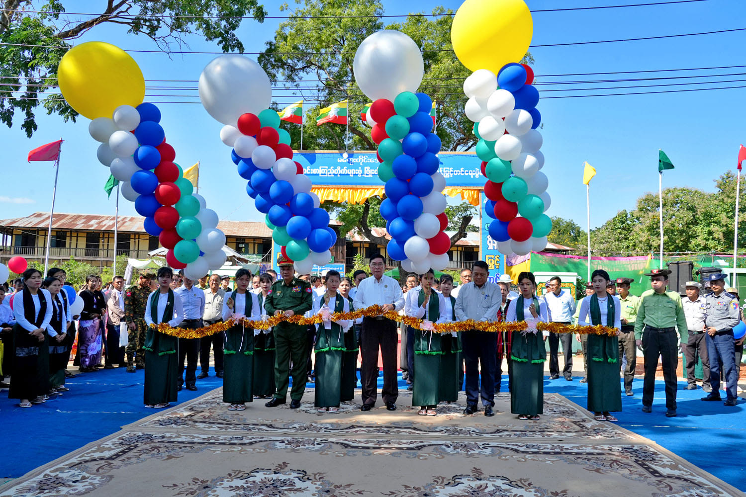 မကွေးတိုင်းဒေသကြီး ဝန်ကြီးချုပ် ဦးတင့်လွင် မင်းလှမြို့တွင် ကျင်းပပြုလုပ်သည့် ကျောင်းစာကြည့် တိုက်များ ဖွံ့ဖြိုးတိုးတက်ရေးနှင့် စာဖတ်ရှိန်မြှင့်တင်ရေးပွဲတော် ဖွင့်ပွဲအခမ်းအနား တက်ရောက်