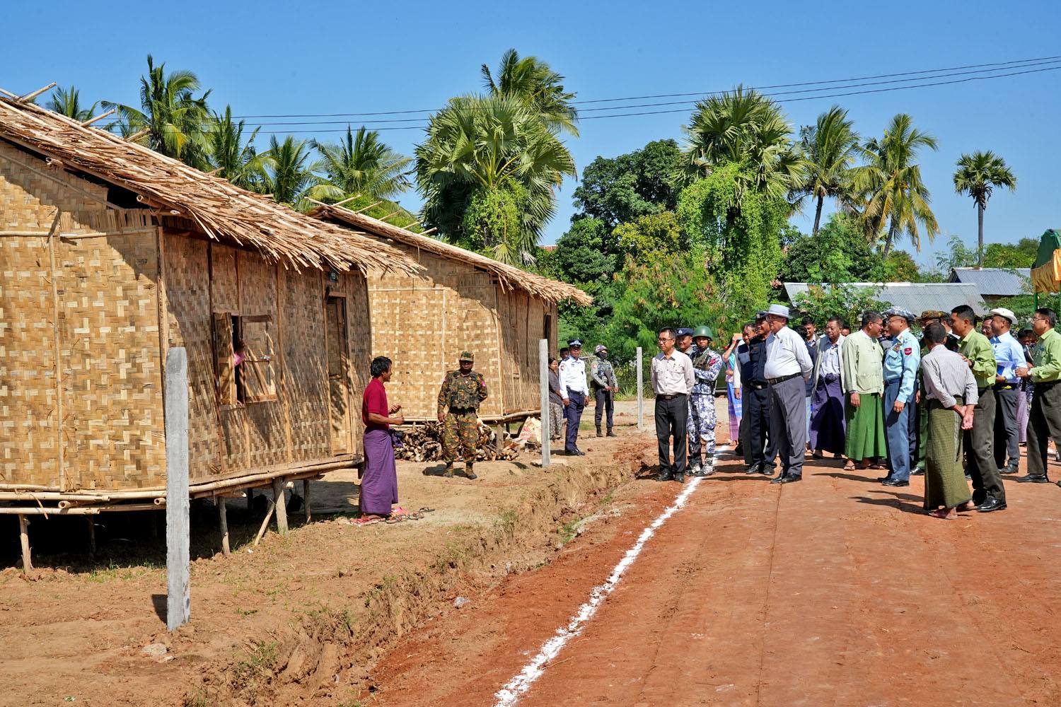 မကွေးတိုင်းဒေသကြီးဝန်ကြီးချုပ် ဦးတင့်လွင် ချင်းပြည်နယ် ကန်ပတ်လက်မြို့နယ် ကျင်ဒွေးဒေသမှ မကွေးမြို့နယ်သို့ စစ်ဘေးရှောင်လာသည့် စစ်ဘေးရှောင်ပြည်သူ အိမ်ထောင်စု(၃၂)စု၊  လူဦးရေ(၁၀၇)ဦးအား မကွေးတိုင်းဒေသကြီးအစိုးရအဖွဲ့မှ နေအိမ်များ လွှဲပြောင်းပေးအပ်ပွဲ အခမ်းအနား တက်ရောက်