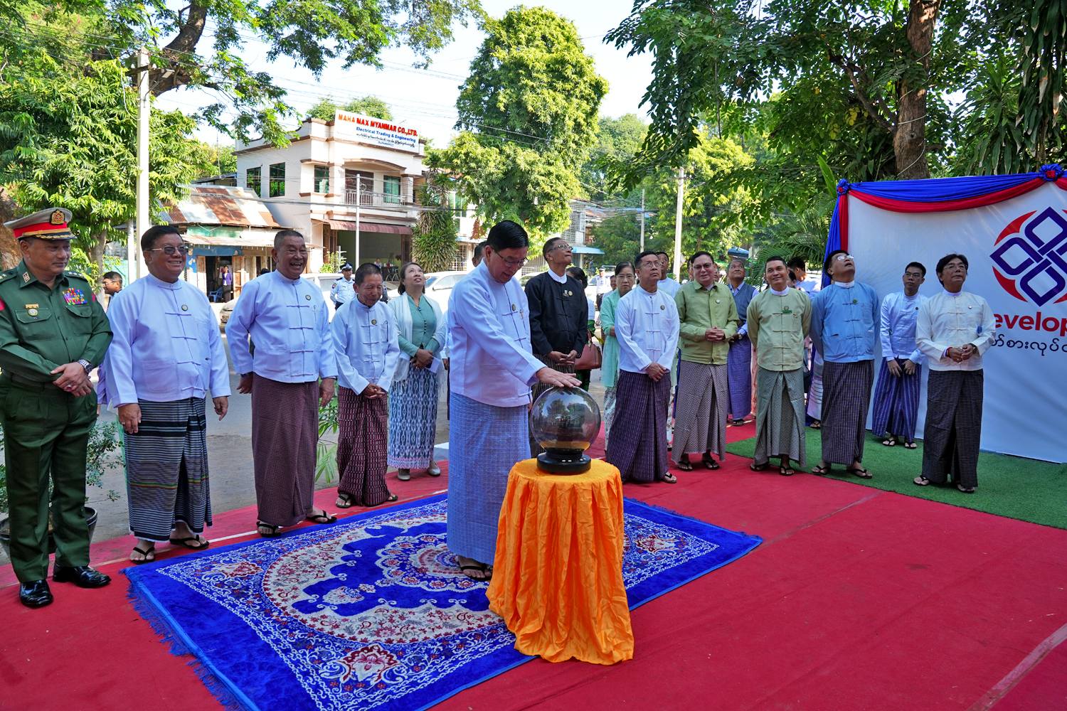 မကွေးတိုင်းဒေသကြီးဝန်ကြီးချုပ် ဦးတင့်လွင် အသေးစားနှင့် အလတ်စား လုပ်ငန်းများ ဖွံ့ဖြိုးရေးဘဏ် (မကွေးဘဏ်ခွဲ)ဖွင့်ပွဲ အခမ်းအနားတက်ရောက်