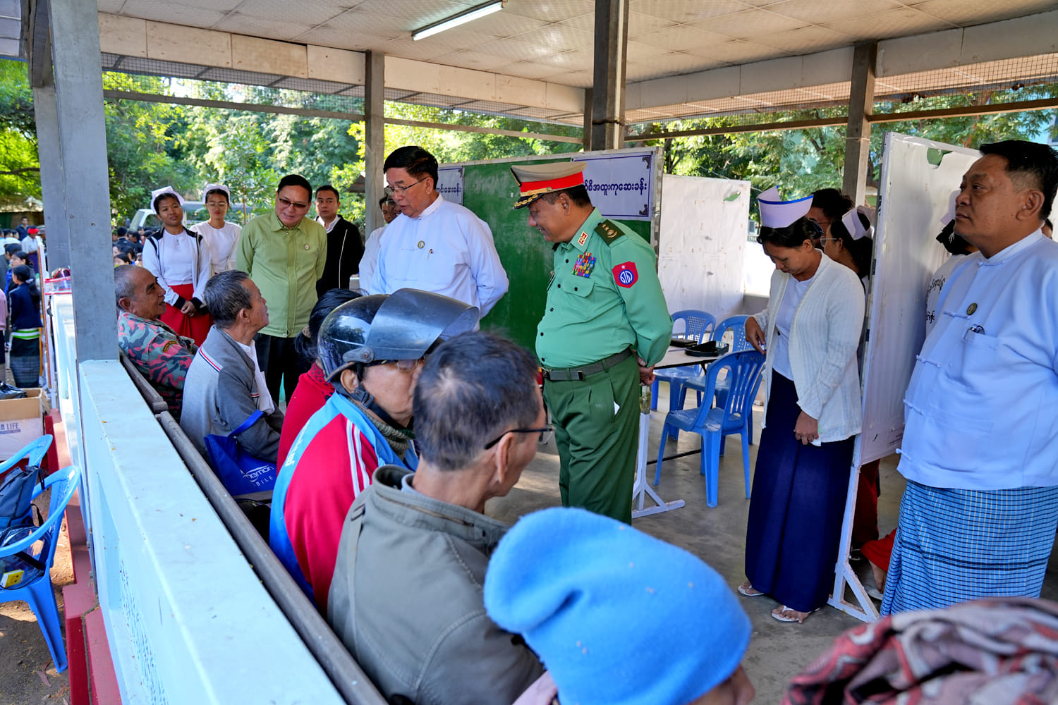 မကွေးတိုင်းဒေသကြီးအစိုးရအဖွဲ့ ဝန်ကြီးချုပ် ဦးတင့်လွင် မကွေးမြို့ မြန်မာ့စီးပွားရေးဘဏ်တွင် နိုင်ငံ့ဝန်ထမ်း (အငြိမ်းစား)များအား ကျန်းမာရေးစောင့်ရှောက်မှုအဖြစ် အခမဲ့ဆေးကုသပေးခြင်းနှင့် တစ်ဦးလျှင် ဆန်(၃)ပြီ ဆီ(၁) ပိဿာ တို့အား သက်သာသော ဈေးနှုန်းဖြင့် ရောင်းချပေးနေမှုအား ကြည့်ရှုအားပေး