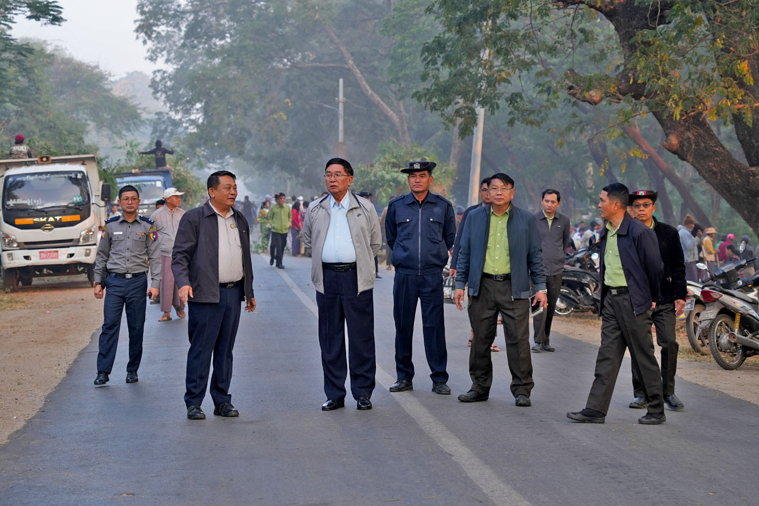 မကွေးတိုင်းဒေသကြီးအစိုးရအဖွဲ့ ဝန်ကြီးချုပ် ဦးတင့်လွင် မကွေးတက္ကသိုလ်အနီး မြင်းကင်းလမ်းမကြီး လမ်းဘေးဝဲယာ သန့်ရှင်းသာယာလှပစေရေး ဌာနဆိုင်ရာများ စုပေါင်းသန့်ရှင်းရေးဆောင်ရွက်နေမှုအား ကြည့်ရှု အားပေး