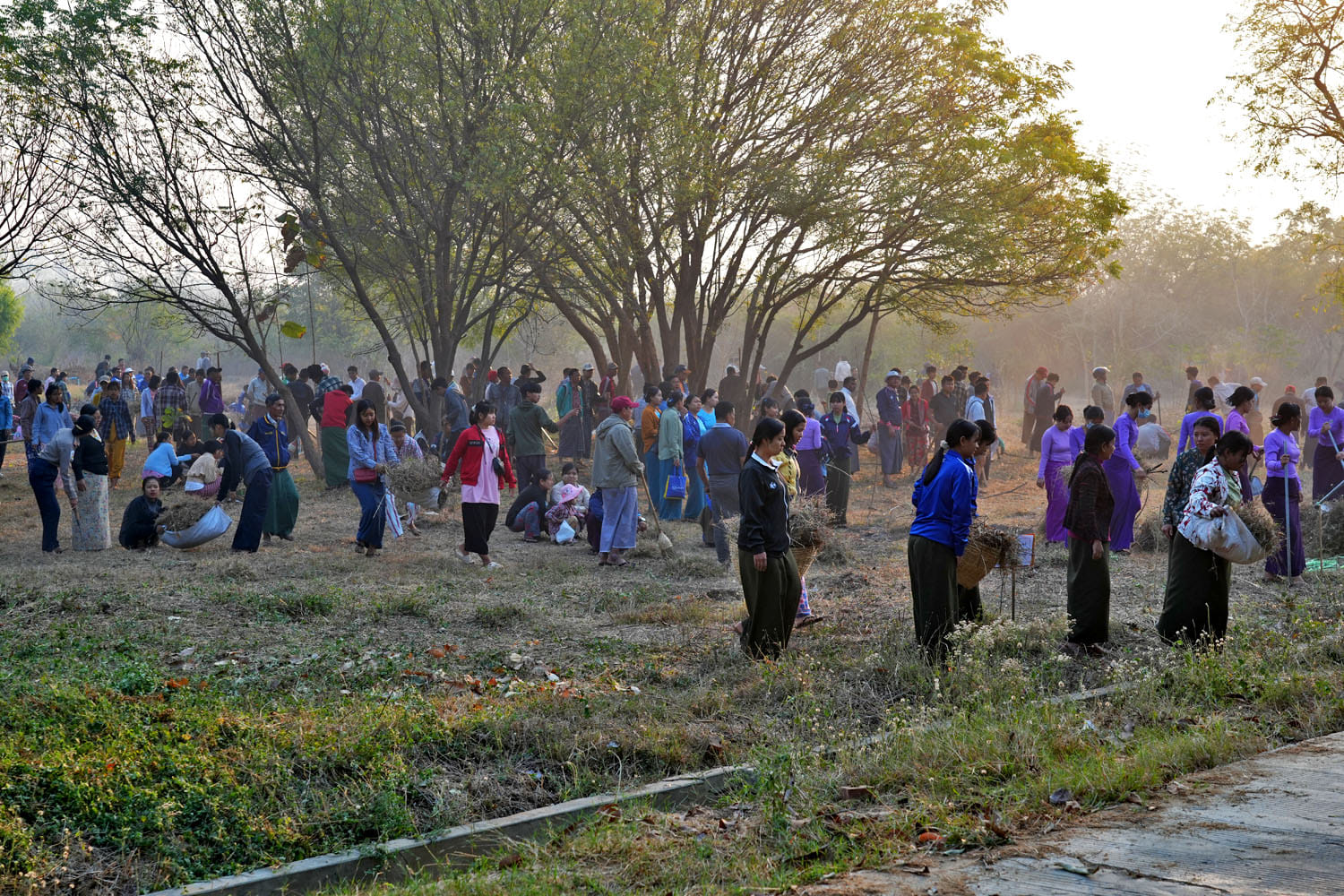 မကွေးတိုင်းဒေသကြီးအစိုးရအဖွဲ့ ဝန်ကြီးချုပ် ဦးတင့်လွင် မကွေးတက္ကသိုလ်တွင် သန့်ရှင်းသာယာ လှပစေရေး ဌာနဆိုင်ရာများ စုပေါင်းသန့်ရှင်းရေးဆောင်ရွက်နေမှုအား ကြည့်ရှုအားပေး