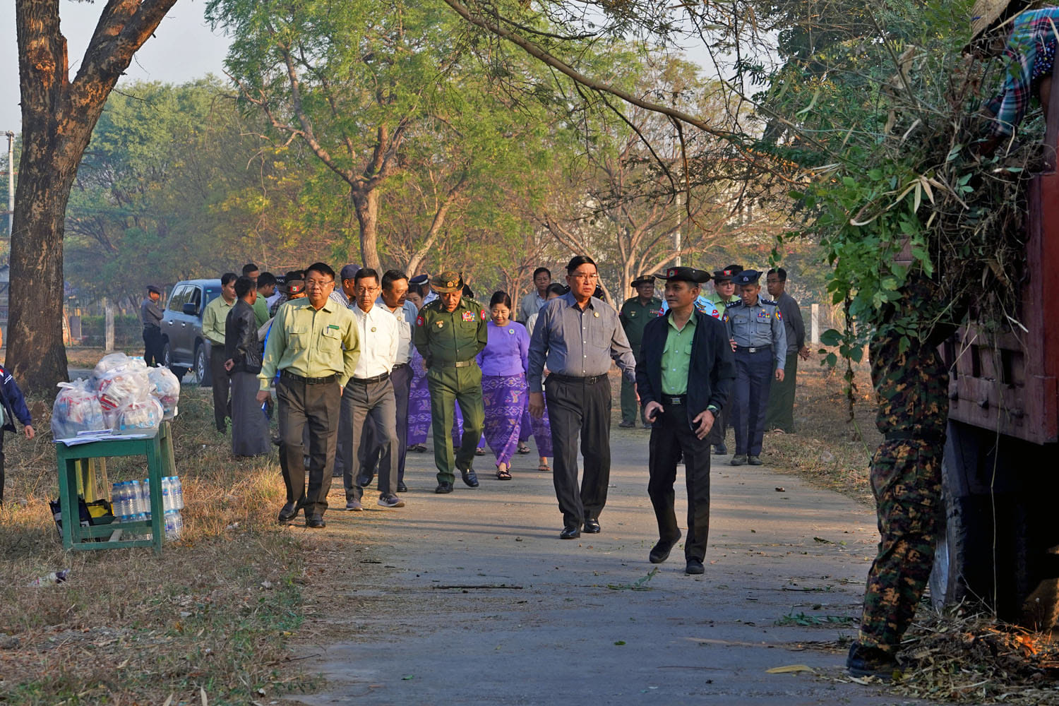 မကွေးတိုင်းဒေသကြီးအစိုးရအဖွဲ့ ဝန်ကြီးချုပ် ဦးတင့်လွင် မကွေးတက္ကသိုလ်တွင် သန့်ရှင်းသာယာ လှပစေရေး ဌာနဆိုင်ရာများ စုပေါင်းသန့်ရှင်းရေးဆောင်ရွက်နေမှုအား ကြည့်ရှုအားပေး