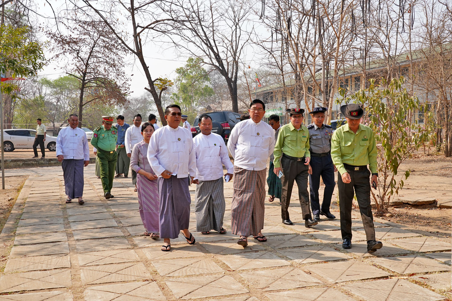 မကွေးတိုင်းဒေသကြီးဝန်ကြီးချုပ် ၂၀၂၅ ပညာသင်နှစ်၊ Grade-12 တက္ကသိုလ်ဝင်စာမေးပွဲ ကျောင်းသား၊ ကျောင်းသူများ မြန်မာစာဘာသာရပ် အေးချမ်းစွာ ဖြေဆိုနေမှုကို ကြည့်ရှုအားပေး