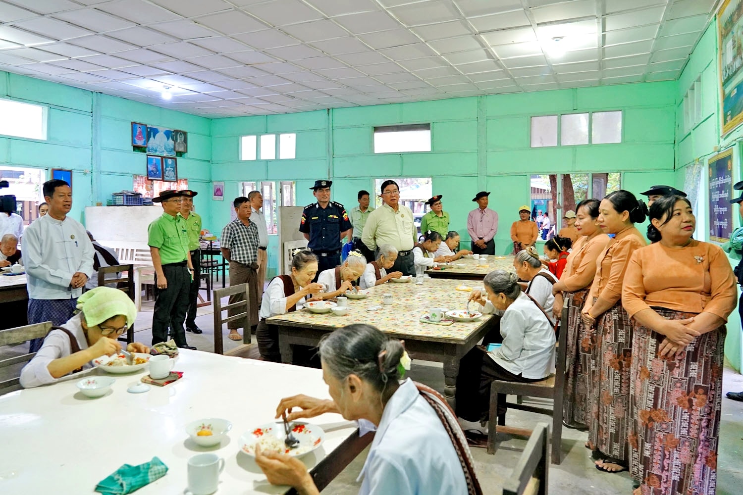 မကွေးတိုင်းဒေသကြီးဝန်ကြီးချုပ် ဦးတင့်လွင် (၇၉)နှစ်မြောက် မြန်မာနိုင်ငံမီးသတ်တပ်ဖွဲ့နေ့ကို ဂုဏ်ပြုသောအားဖြင့် မီးသတ်တပ်ဖွဲ့ဝင် မိသားစုများ ပြည်သူအကျိုးပြုလုပ်ငန်းများဖြစ်သည့် စုပေါင်းသန့်ရှင်းရေးဆောင်ရွက်ခြင်း၊ သက်ကြီးဘိုးဘွားများအား အာဟာရဒါန ကျွေးမွေးခြင်းနှင့် ဂုဏ်ပြုသွေးလှူဒါန်းခြင်းများ ဆောင်ရွက်နေမှုကို ကြည့်ရှုအားပေး