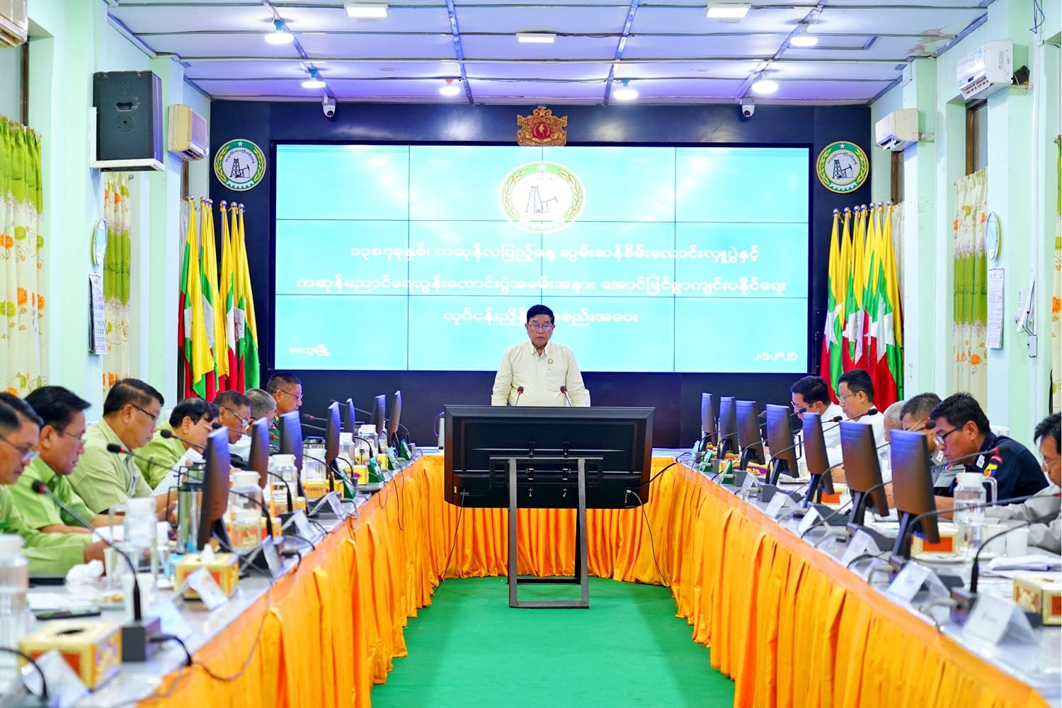 မကွေးတိုင်းဒေသကြီး အစိုးရအဖွဲ့ဝန်ကြီးချုပ် ဦးတင့်လွင် ကဆုန်လပြည့်နေ့တွင် ဆွမ်းဆန်စိမ်း လောင်းလှူပွဲနှင့် ကဆုန်ညောင်ရေသွန်းပွဲ အခမ်းအနား အောင်မြင်စွာ ကျင်းပနိုင်ရေး လုပ်ငန်းညှိနှိုင်း အစည်းအဝေးသို့ တက်ရောက်