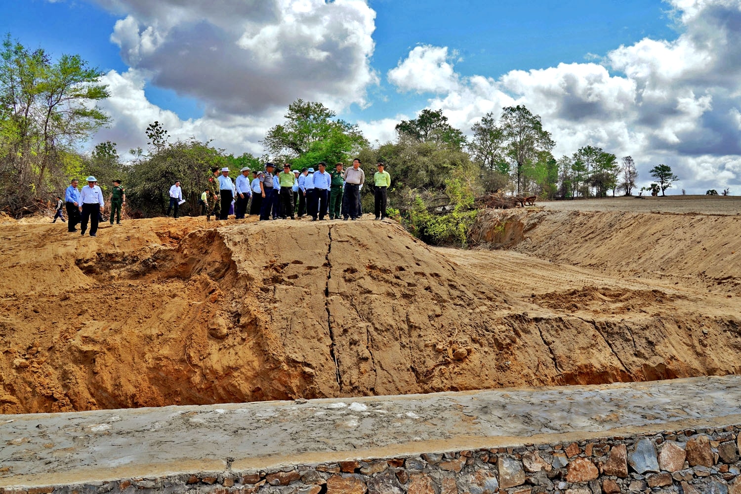 မကွေးတိုင်းဒေသကြီးဝန်ကြီးချုပ် ဦးတင့်လွင် မကွေးမြို့နယ်နှင့် မြို့သစ်မြို့နယ်အတွင်း ဒေသဖွံ့ဖြိုးရေးလုပ်ငန်းများ ကြည့်ရှုစစ်ဆေး