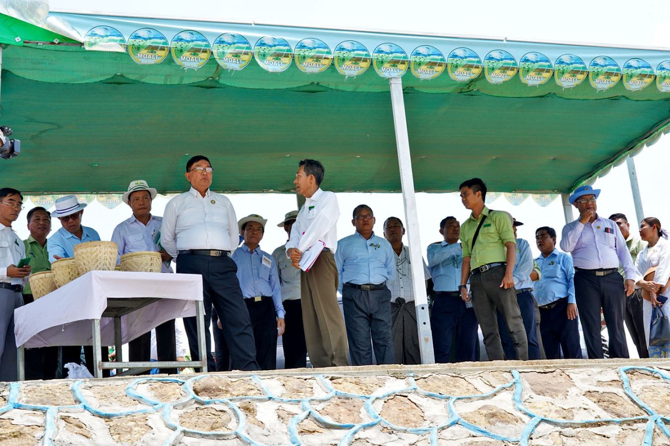 မကွေးတိုင်းဒေသကြီးဝန်ကြီးချုပ် ဦးတင့်လွင်  ဆင်ပေါင်ဝဲမြို့နယ် ညံတောအင်းဆိုလာလျှပ်စစ် မြစ်ရေတင်စီမံကိန်း ရေသောက်ဧရိယာအတွင်းရှိ စိုက်ကွင်းများသို့ စိုက်ပျိုးရေပေးဝေဆောင်ရွက်မှု ကြည့်ရှုစစ်ဆေးကာ၊ ဒေသခံတောင်သူများနှင့် တွေ့ဆုံ
