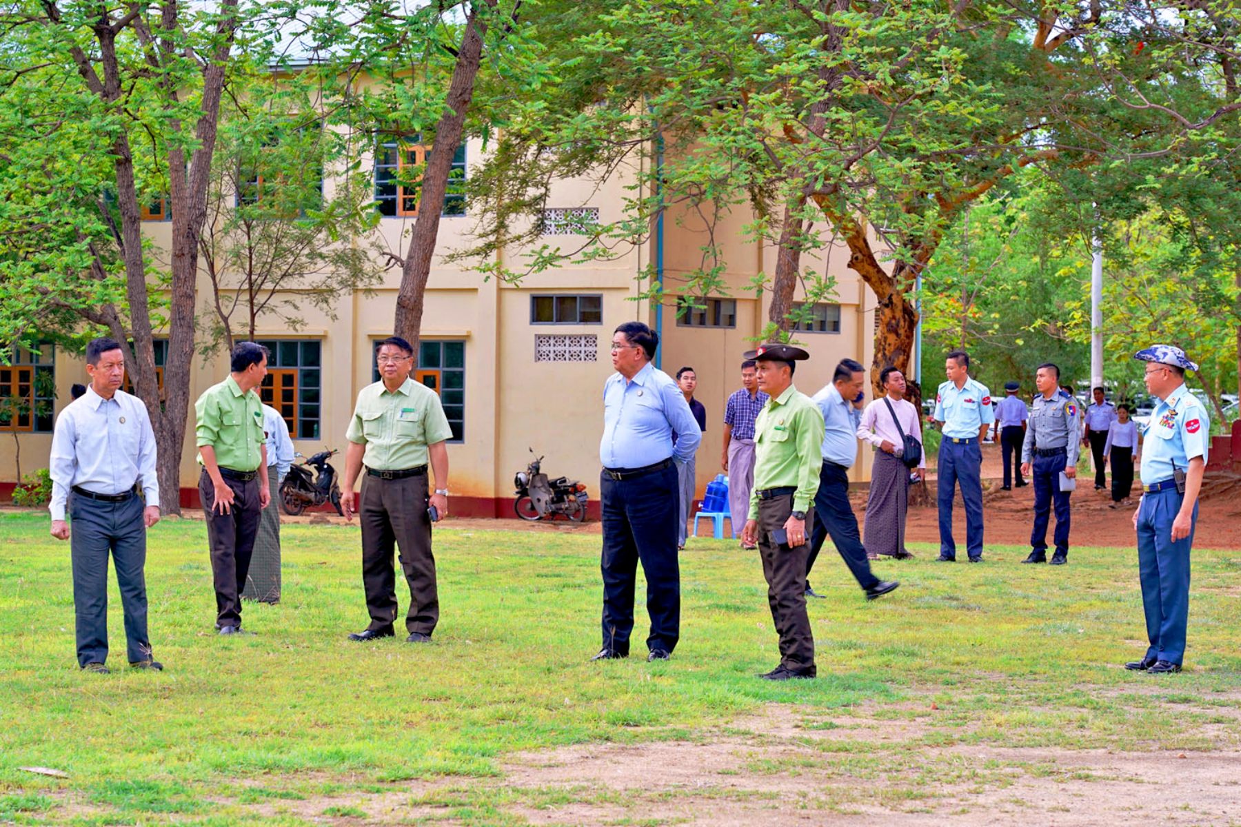 မကွေးတိုင်းဒေသကြီးအစိုးရအဖွဲ့ ဝန်ကြီးချုပ် ဦးတင့်လွင် မကွေးမြို့ အမှတ်(၃)အထက ကျောင်းဝန်း အတွင်း သန့်ရှင်းသာယာလှပမှုရှိစေရေး ဌာနဆိုင်ရာများ စုပေါင်းသန့်ရှင်းရေး ဆောင်ရွက်နေမှုအား ကြည့်ရှုအားပေး