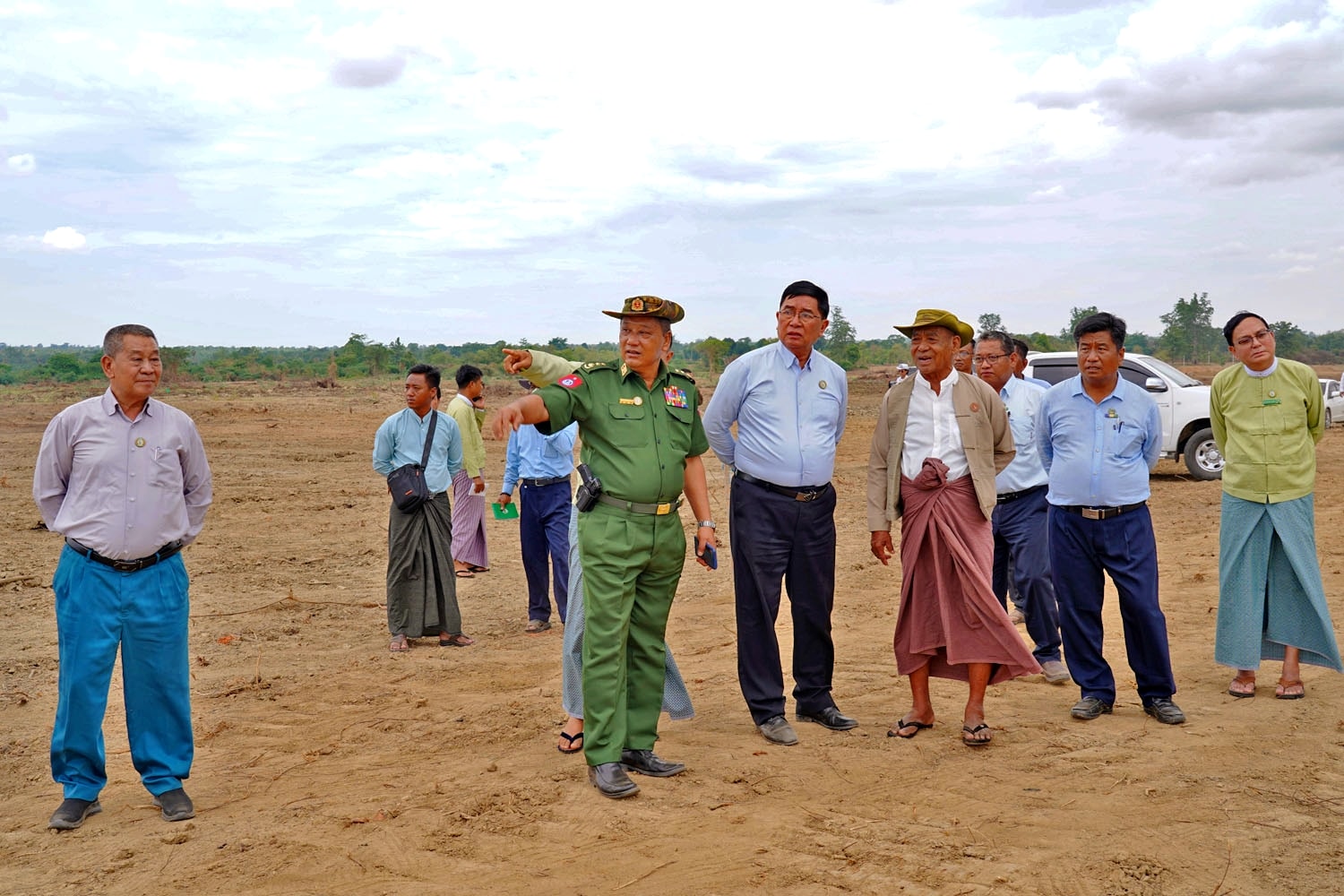မကွေးတိုင်းဒေသကြီးဝန်ကြီးချုပ် ဦးတင့်လွင် မကွေးမြို့နယ်၊ မကြီးကန်ကျေးရွာအုပ်စု၊  တောင်သူ ဦးမျိုးဌေး၏ မြေပဲအထူးအထွက်တိုးစံပြကွက် ကြည့်ရှုစစ်ဆေးကာ၊ ဒေသခံတောင်သူများနှင့် တွေဆုံ၊ ဥစားကြက်မွေးမြူရေးဇုန်နှင့် စနစ်ကျလယ်ယာမြေ ဖော်ထုတ်ခြင်းလုပ်ငန်း ကြည့်ရှုစစ်ဆေး