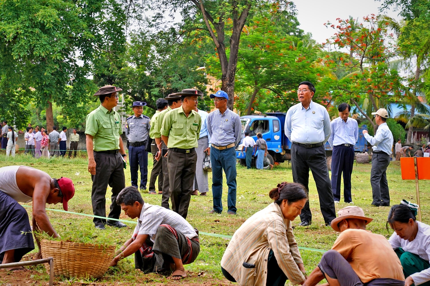မကွေးတိုင်းဒေသကြီးအစိုးရအဖွဲ့ ဝန်ကြီးချုပ် ဦးတင့်လွင် မကွေးမြို့ အမှတ်(၂)အထက ကျောင်းဝန်းအတွင်း သန့်ရှင်းသာယာလှပမှုရှိစေရေး ဌာနဆိုင်ရာများ စုပေါင်းသန့်ရှင်းရေး ဆောင်ရွက်နေမှုအား ကြည့်ရှုအားပေး