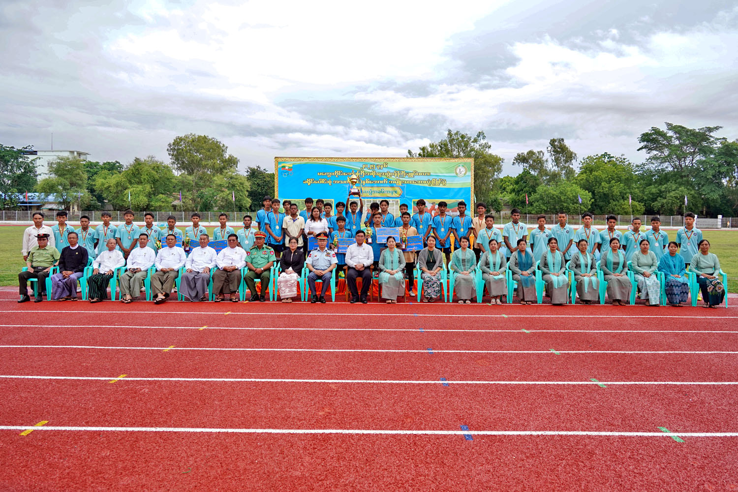 မကွေးတိုင်းဒေသကြီးဝန်ကြီးချုပ် ဦးတင့်လွင် ၂၀၂၅ ခုနှစ် မကွေးတိုင်းဒေသကြီးအစိုးရအဖွဲ့ ဝန်ကြီချုပ်ဖလား ခရိုင်ပေါင်းစုံ အသက်(၁၈)နှစ်နှင့်အောက် အမျိုးသား ဘောလုံးပြိုင်ပွဲ ဗိုလ်လုပွဲနှင့် ဆုချီးမြှင့်ပွဲ အခမ်းအနားတက်ရောက်