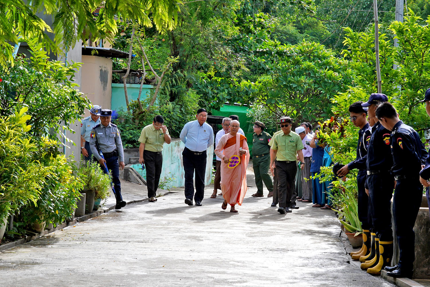 မကွေးတိုင်းဒေသကြီးဝန်ကြီးချုပ် ဦးတင့်လွင် မကွေးမြို့ မြသလွန်စေတီတော်မြတ်ကြီး အနီး လမ်းဘေးဝဲယာတို့တွင် စုပေါင်းသန့်ရှင်းရေး ဆောင်ရွက်နေမှုအားကြည့်ရှုအားပေး၊ မြသလွန်ဘုရားကုန်းတော်မှ သီလရှင်ကျောင်းများတွင် သွေးလွန်တုပ်ကွေးရောဂါ ကာကွယ်ရေး အတွက် ဖုံးသွန်လဲစစ်ပြုလုပ်ခြင်းကြည့်ရှု၊ သိရီစန္ဒာရုံသီလရှင်ကျောင်း စာသင်တိုက်ရှိ သီလရှင်များအား ဆွမ်းဆန်(၃၁)အိတ် အား ဆက်ကပ်လှူဒါန်း