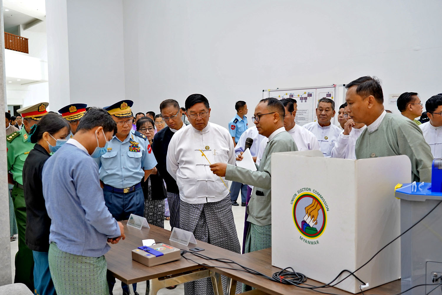 မကွေးတိုင်းဒေသကြီးဝန်ကြီးချုပ် ဦးတင့်လွင် မြန်မာအီလက်ထရောနစ်မဲပေးစက်(MEVM) အသုံးပြုခြင်းဆိုင်ရာ နည်းပြဆရာဖြစ် သင်တန်းဖွင့်ပွဲ အခမ်းအနား တက်ရောက်