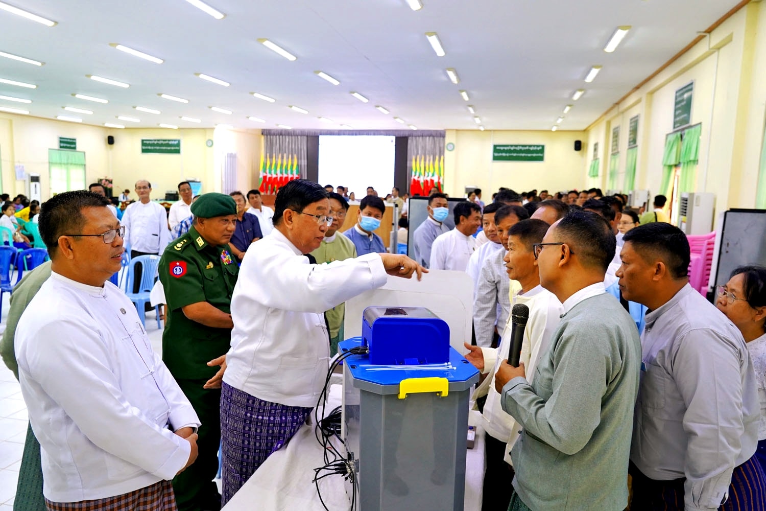 မြန်မာအီလက်ထရောနစ်မဲပေးစက် (MEVM) နှင့် စပ်လျဉ်း၍ ရှင်းလင်းပြသခြင်းနှင့် လက်တွေ့စမ်းသပ်မဲပေးစေခြင်း အခမ်းအနား ကျင်းပ