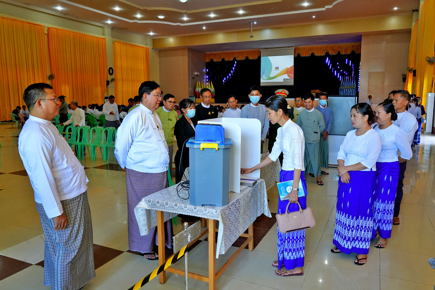 မကွေးတိုင်းဒေသကြီးဝန်ကြီးချုပ် ဦးတင့်လွင် မကွေးမြို့ပေါ်ရှိ အခြေခံပညာကျောင်းများတွင် ကျောင်းသား၊ ကျောင်းသူများ ပညာသင်ကြားနေမှုနှင့် မြန်မာအီလက် ထရောနစ် မဲပေးစက် (MEVM) အသုံးပြုခြင်းဆိုင်ရာ ကိစ္စရပ်များအား ရှင်းလင်းပြသခြင်းနှင့် လက်တွေ့ စမ်းသပ်မဲပေးခြင်း ဆောင်ရွက်နေမှုတို့ကို ကြည့်ရှုအားပေး