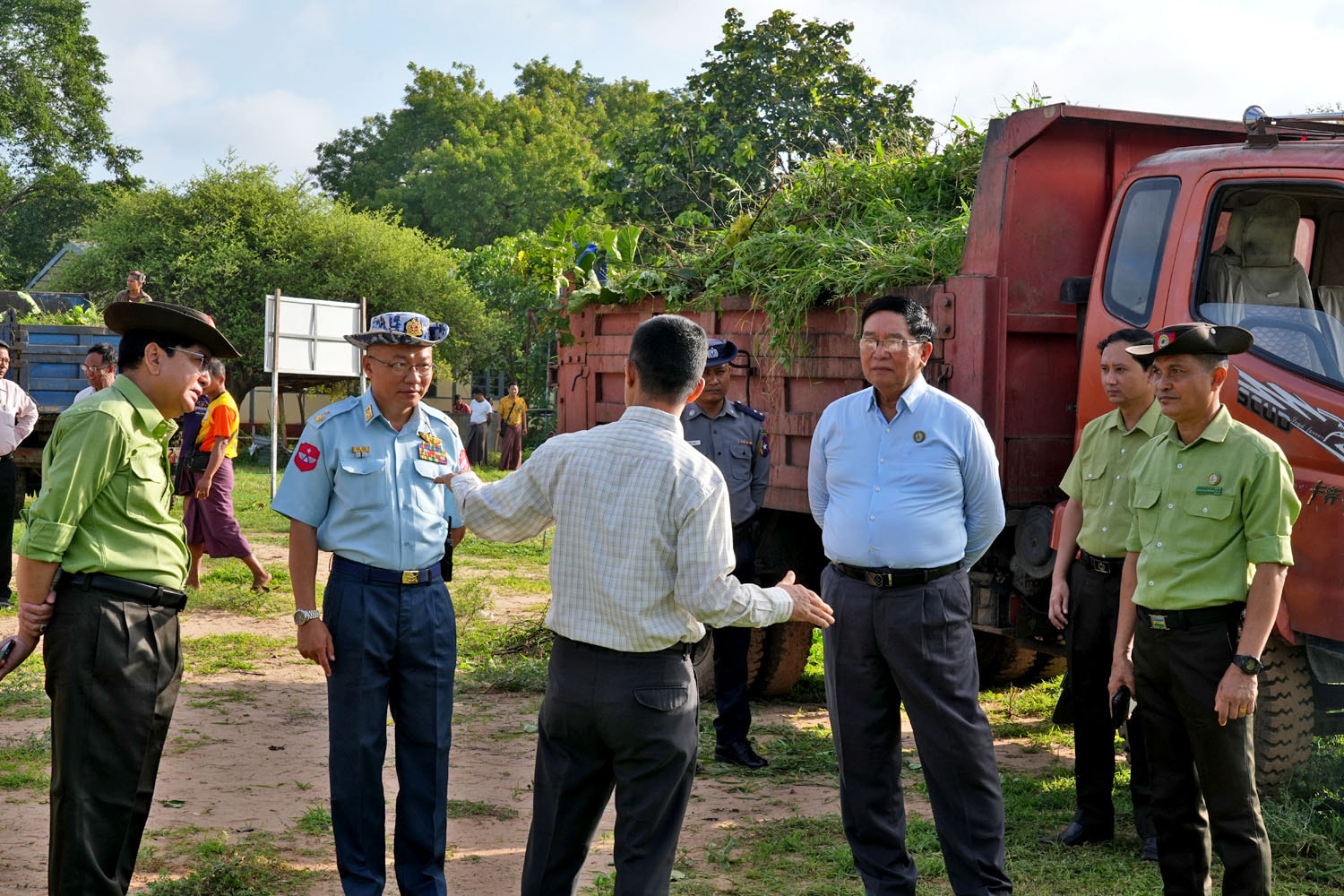 မကွေးတိုင်းဒေသကြီးအစိုးရအဖွဲ့ ဝန်ကြီးချုပ် ဦးတင့်လွင် မကွေးမြို့ အမှတ်(၄)အထက ကျောင်းဝန်းအတွင်း သန့်ရှင်းသာယာလှပမှုရှိစေရေး ဌာနဆိုင်ရာများ စုပေါင်းသန့်ရှင်းရေးဆောင်ရွက်နေမှုအား ကြည့်ရှုအားပေး