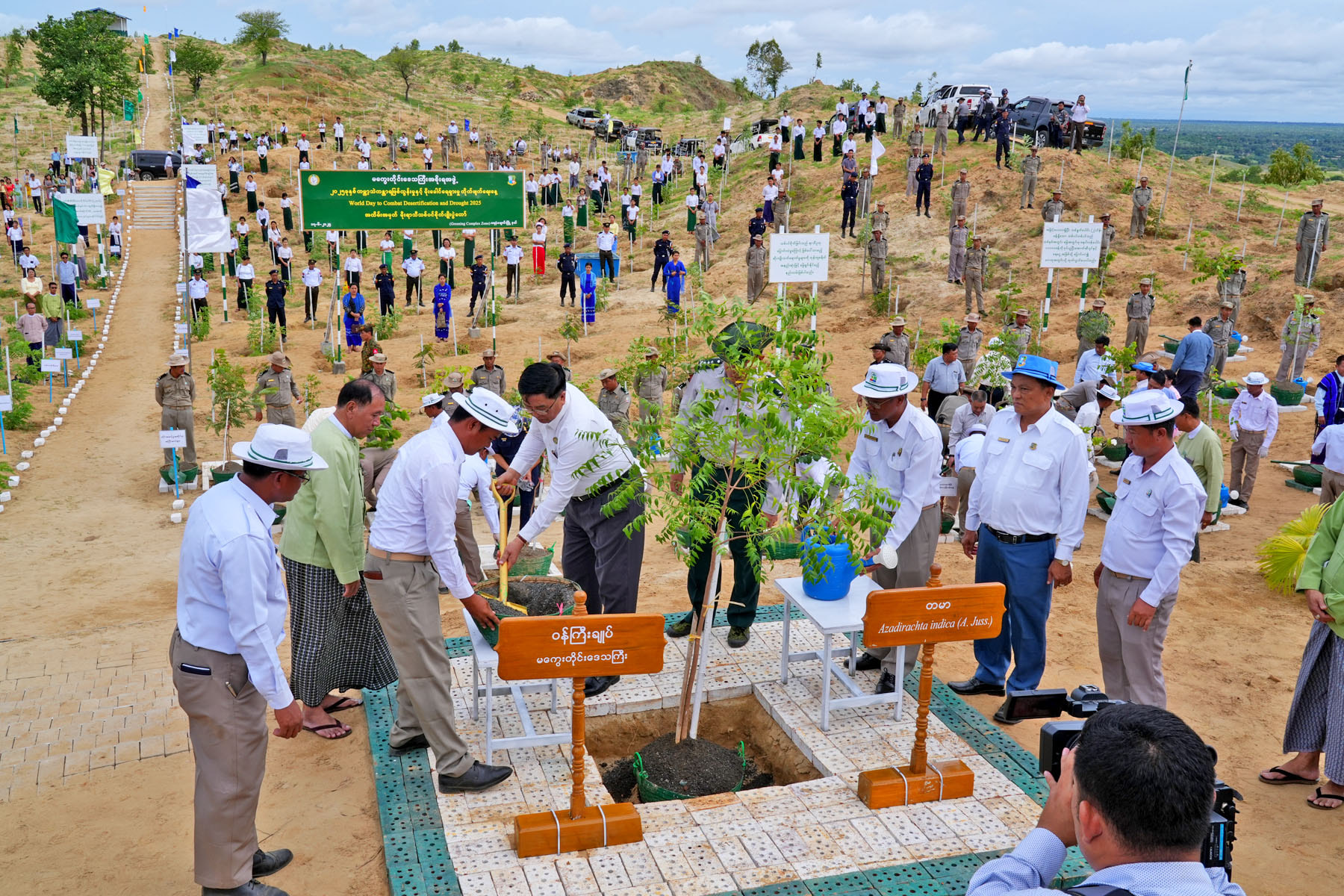 မကွေးတိုင်းဒေသကြီးဝန်ကြီးချုပ် ဦးတင့်လွင် ရေနံချောင်းမြို့နယ်၌ ကမ္ဘာ့သဲကန္တာရဖြစ်ထွန်းမှုနှင့် မိုးခေါင်ရေရှားမှု တိုက်ဖျက်ရေးနေ့ အထိမ်းအမှတ် မိုးရာသီသစ်ပင်စိုက်ပျိုးပွဲတော် အခမ်းအနား တက်ရောက်