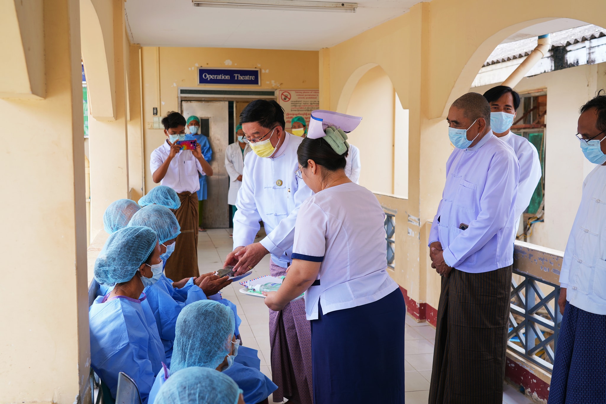 မကွေးတိုင်းဒေသကြီးဝန်ကြီးချုပ် ဦးတင့်လွင် တိုင်းဒေသကြီးပြည်သူ့ဆေးရုံကြီးတွင် မျက်စိခွဲစိတ် ကုသမှုခံယူနေသည့် မျက်စိဝေဒနာရှင်များအား ကြည့်ရှုအားပေး