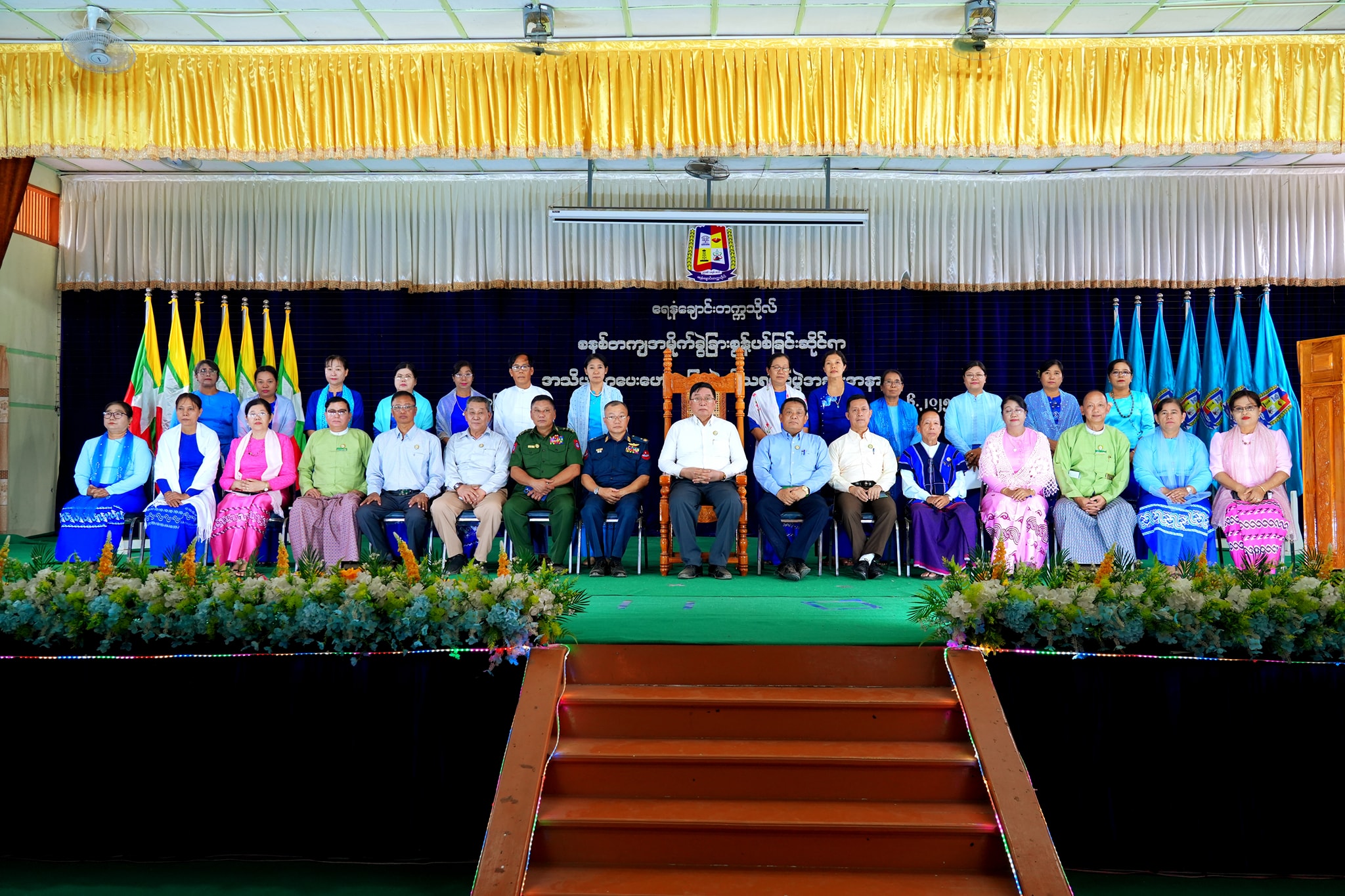 မကွေးတိုင်းဒေသကြီးဝန်ကြီးချုပ် ဦးတင့်လွင် ရေနံချောင်းမြို့နယ် အမှတ်(၁)အထကနှင့် ရေနံချောင်းတက္ကသိုလ်တို့တွင် ကျင်းပသည့် စနစ်တကျအမှိုက်ခွဲခြားစွန့်ပစ်ခြင်းဆိုင်ရာ အသိပညာပေး ဟောပြောပွဲနှင့် သရုပ်ပြပွဲ အခမ်းအနားများသို့ တက်ရောက်