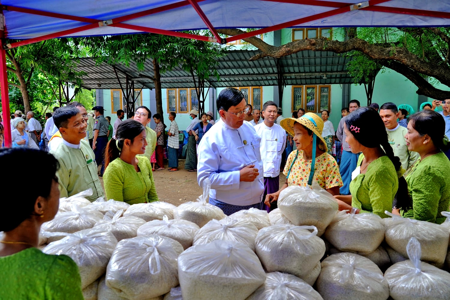 မကွေးတိုင်းဒေသကြီးအစိုးရအဖွဲ့ ဝန်ကြီးချုပ် ဦးတင့်လွင် မကွေးမြို့ မြန်မာ့စီးပွားရေးဘဏ်တွင် နိုင်ငံ့ဝန်ထမ်း(အငြိမ်းစား)များအား ကျန်းမာရေးစောင့်ရှောက်မှုအဖြစ် အခမဲ့ဆေးကုသပေးခြင်းနှင့် တစ်ဦးလျှင် ဆန်(၃)ပြည်၊ ဆီ(၁) ပိဿာ တို့အား သက်သာသော ဈေးနှုန်းဖြင့် ရောင်းချပေးနေမှုအား ကြည့်ရှုအားပေး