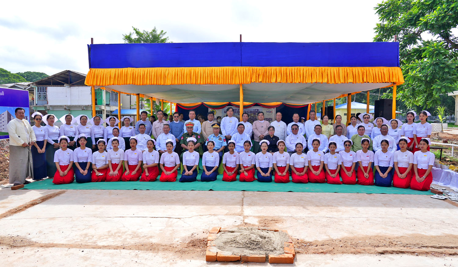မကွေးတိုင်းဒေသကြီးဝန်ကြီးချုပ် ဦးတင့်လွင် တိုင်းဒေသကြီး ခုတင်(၅ဝဝ)ဆံ့ပြည်သူ့ဆေးရုံကြီး၊ မကွေးမြို့ ဆေးရုံအဆင့်မြှင့်တင်ရန်တိုးချဲ့(၅)ထပ် ကုသဆောင်အသစ် (၁၇၄' x ၁၈ဝ)RC ဆောက်လုပ်ခြင်း ပန္နက်ရိုက်မင်္ဂလာ အခမ်းအနားသို့ တက်ရောက်