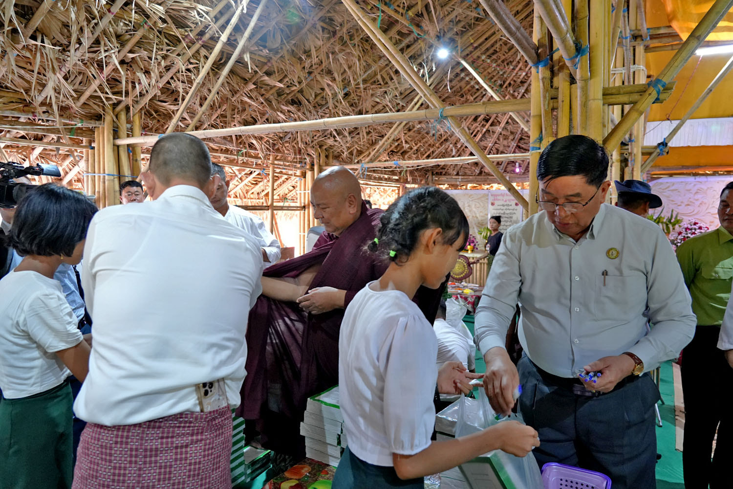 မကွေးတိုင်းဒေသကြီးဝန်ကြီးချုပ် ဦးတင့်လွင် တောင်တွင်းကြီးမြို့နယ် ဗိဿနိုးရှေးဟောင်းယဉ်ကျေးမှု နယ်မြေအတွင်းရှိ အခြေခံပညာကျောင်းသား၊ ကျောင်းသူများအား မြန်မာအမျိုးသမီး စီးပွားရေး စွမ်းဆောင်ရှင်များအသင်းမှ ကျောင်းသုံးဗလာ စာအုပ်များနှင့် သင်ထောက်ကူ ပစ္စည်းများလှူဒါန်းမှုနှင့် အောင်လံမြို့နယ်တွင် မကွေးတိုင်းပြည်သူ့ဆေးရုံကြီး အထူးကုအဖွဲ့မှ အခမဲ့ကွင်းဆင်းကျန်းမာရေးစောင့်ရှောက်မှု ဆောင်ရွက်ပေးနေမှုအား ကြည့်ရှုအားပေး၊ စက်မှုလယ်ယာစနစ်ကျ လယ်ယာမြေ (၁၀၄)ဧက အကောင်အထည်ဖော်ဆောင်ရွက်မည့် အခြေအနေအား ကြည့်ရှုစစ်ဆေး