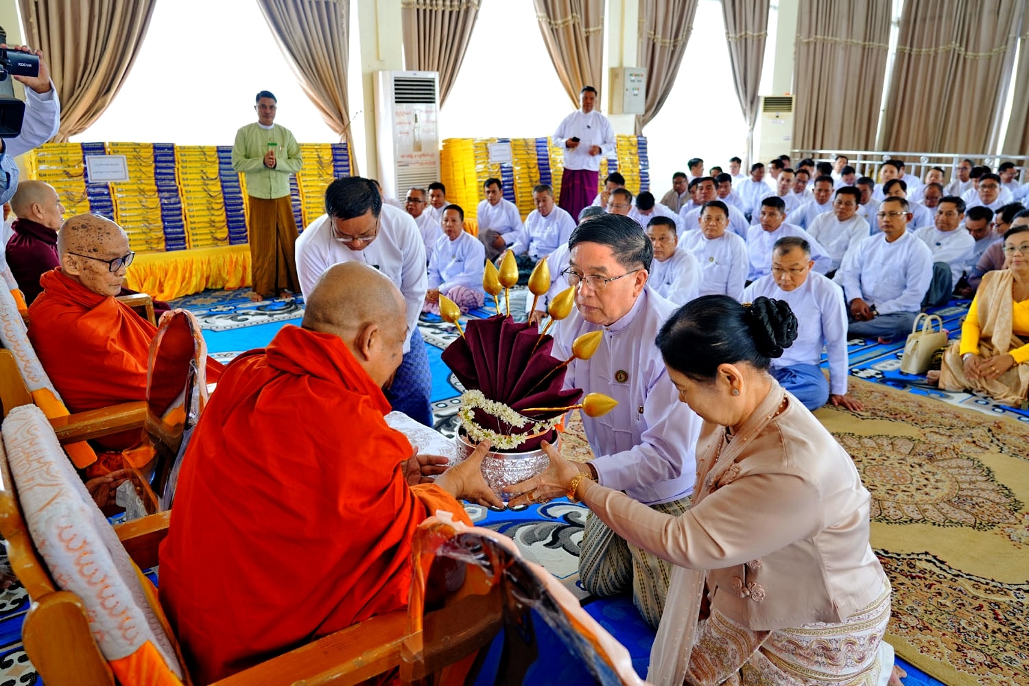 မကွေးတိုင်းဒေသကြီးဝန်ကြီးချုပ် ဦးတင့်လွင် တိုင်းဒေသကြီးအစိုးရအဖွဲ့မှ ကြီးမှူး၍ ဝါဆိုသင်္ကန်းဆက်ကပ်လှူဒါန်းခြင်း အခမ်းအနားသို့ တက်ရောက်