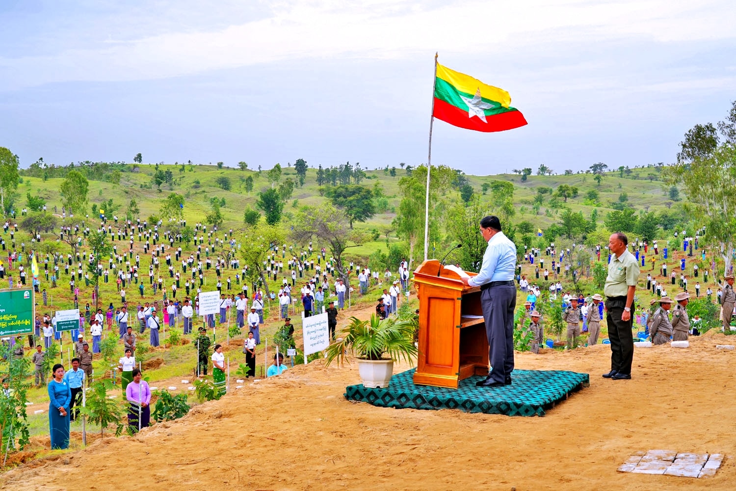 မကွေးတိုင်းဒေသကြီးဝန်ကြီးချုပ် ဦးတင့်လွင် အပူပိုင်းဒေသ(၁၃)ခရိုင် စိမ်းလန်းစိုပြည်ရေး မိုးရာသီ လူထုလှုပ်ရှားမှုအသွင်ဖြင့် သစ်ပင်စိုက်ပျိုးပွဲတော် အခမ်းအနား တက်ရောက်